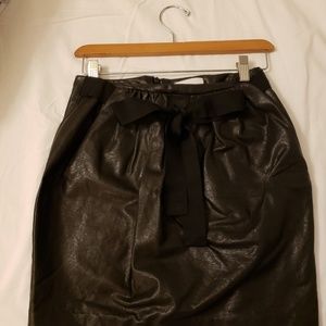 LIKE NEW! LEATHER MINI W/ BOW & POCKETS